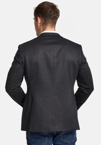 Dunkelgrauer Blazer aus glattem Stoff, mit einem einzelnen Sch vent auf der Rückseite, taillierter Passform und ohne sichtbare Verzierungen oder Muster.