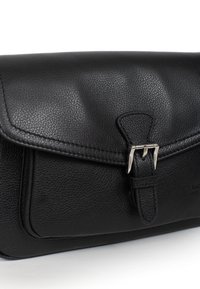 Borsa in pelle nera con superficie strutturata, chiusura a pattina e dettagli in metallo argentato. Include un particolare con fibbia nella parte anteriore.