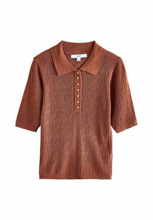 Camiseta polo de punto de manga corta color óxido con tejido texturizado y seis botones en forma de estrella a lo largo de la tapeta frontal.