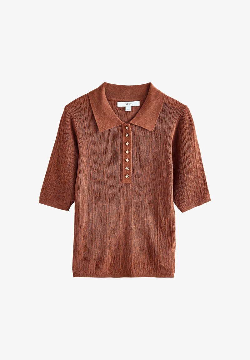 Polo en maille à manches courtes de couleur rouille, avec un tissu texturé et six boutons en forme d'étoile sur la patte de boutonnage avant.