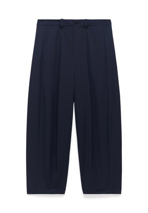 Pantaloni a gamba larga blu navy, realizzati in un tessuto liscio, con pieghe frontali, passanti per cintura e due tasche laterali. Design su misura.