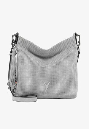 Bolso de hombro de cuero perforado gris claro con correa desmontable, cierres metálicos y un llavero de borla en el lado izquierdo.