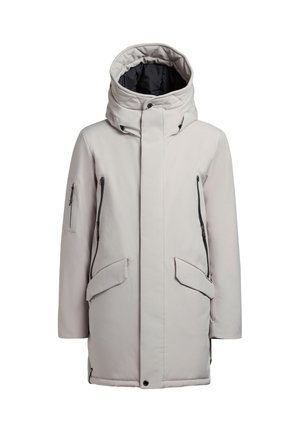 Parka isolante grigio chiaro con colletto alto, grandi tasche frontali, tasche laterali con zip e cappuccio. Il tessuto appare liscio con minima texture.