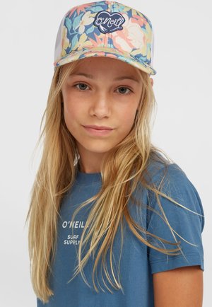 Blumenmuster-Kappe mit gebogenem Schirm, ausgestattet mit Netzpaneelen und einem marineblauen Logo-Patch. Das Shirt ist blau mit weißem Text, hat kurze Ärmel und eine standardmäßige Passform.