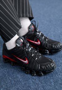 Unselected, black/metallic silver/university red