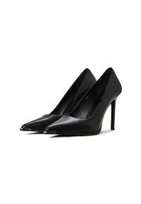 Černé kožené lodičky s špičatou špičkou, vysokým stiletto podpatkem, hladkou texturou a metalickými akcenty na špičce, které se vyznačují elegantním, minimalistickým designem.