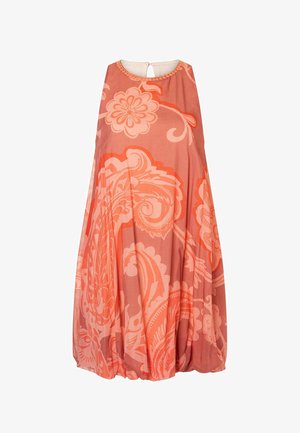 Mouwloze koraalkleurige jurk met grote bloem- en paisleypatronen in lichtere koraaltinten, ronde halslijn en geplooide zoom.