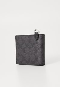 Portefeuille en cuir noir avec une finition texturée et un motif distinctif. Comprend un anneau en métal et un détail de garniture sur le côté.