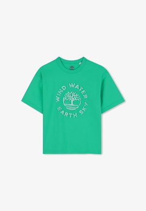 Groen katoenen T-shirt met een ronde grafische print met de woorden "WIND. WATER. AARDE. LUCHT." en een boommotief in het wit. Korte mouwen.