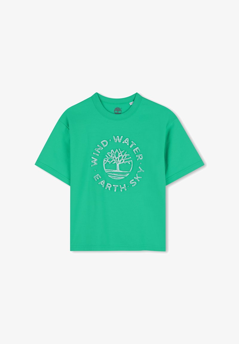 T-shirt en coton vert avec un motif graphique rond comportant les mots "VENT. EAU. TERRE. CIEL." et un motif d'arbre en blanc. Manches courtes.