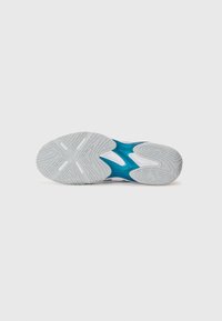 Semelle de chaussure de sport blanche avec une touche de bleu, présentant des motifs texturés et des rainures pour une meilleure adhérence. Forme arrondie et design léger.
