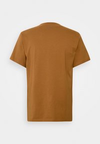 T-shirt en coton marron avec un col rond et des manches courtes. Le tissu est lisse, de couleur unie, sans motifs ni détails visibles.