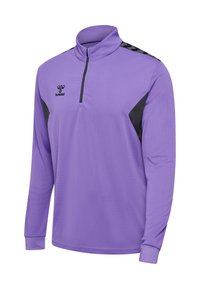 Lila langärmliges Sportoberteil mit einem halbseitigen Reißverschlusskragen, schwarzen Schulterakzenten und strukturiertem Stoff. Hummel-Logo auf der Brust.
