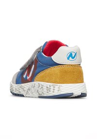 Blauer Sneaker mit einer grauen Wildlederspitze, gelben Wildlederakzenten, rotem Innenfutter und einem Klettverschluss. Verfügt über eine strukturierte weiße Sohle.