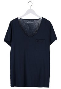 Granatowa bawełniana koszulka z głębokim dekoltem w kształcie litery V, krótkimi rękawami oraz kieszonką na lewej piersi z małym detalem logo.