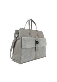 Borsa a mano grigia realizzata in materiale testurizzato, con un design strutturato, chiusura a pattina, accessori in argento e motivo del logo a rilievo sul davanti.