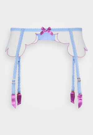Cinta liga branca com borda em azul claro, detalhes em fita roxa e alças ajustáveis com acessórios decorativos.