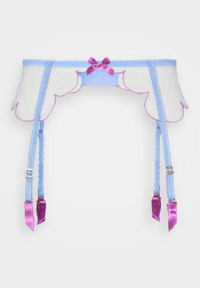 Garter in bianco con bordi ondulati blu chiaro, dettagli in nastro viola e cinghie regolabili con hardware decorativo.