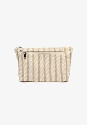Pequeño estuche tejido a rayas beige y blanco con bolsillo delantero con cremallera y tiradores de cremallera plateados, forma rectangular sobre fondo blanco.