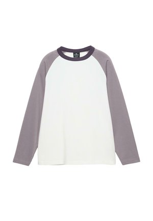 Maglietta raglan a maniche lunghe con corpo bianco e maniche viola chiaro. Presenta un collo rotondo e materiale in cotone morbido.