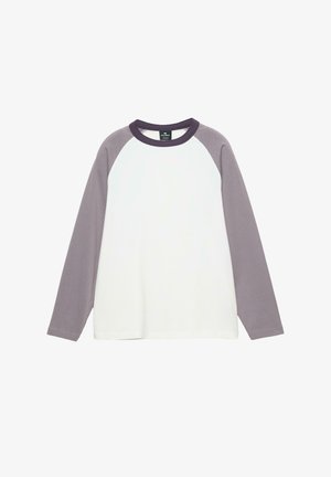Maglietta raglan a maniche lunghe con corpo bianco e maniche viola chiaro. Presenta un collo rotondo e materiale in cotone morbido.