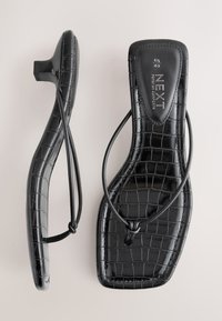Crne sandale s krokodilskim reljefom, kvadratnim vrhom, tankim remenčićima i niskom blok petom, veličina 6½/40, oznake "NEXT Forever Comfort."