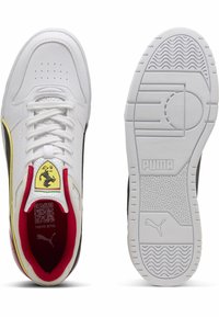 Hvide sneakers med en glat læderoverdel, sorte detaljer, rød indvendig og en gul Ferrari-logo. Gummisål med struktureret slidbane.