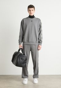 HUGO DISHORTE - Verryttelyhousut - open grey