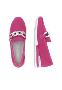 Baskets roses à enfiler en matériau lisse avec un accent en chaîne argentée et une semelle blanche texturée. Design à bout rond, style minimaliste.