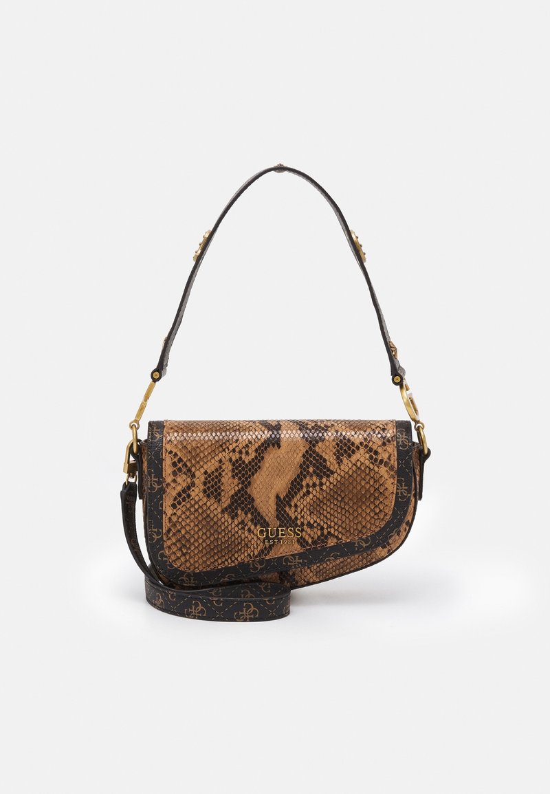 Sac bandoulière Guess marron et noir avec rabat imprimé serpent, logo doré, bandoulière réglable et ferrures dorées.