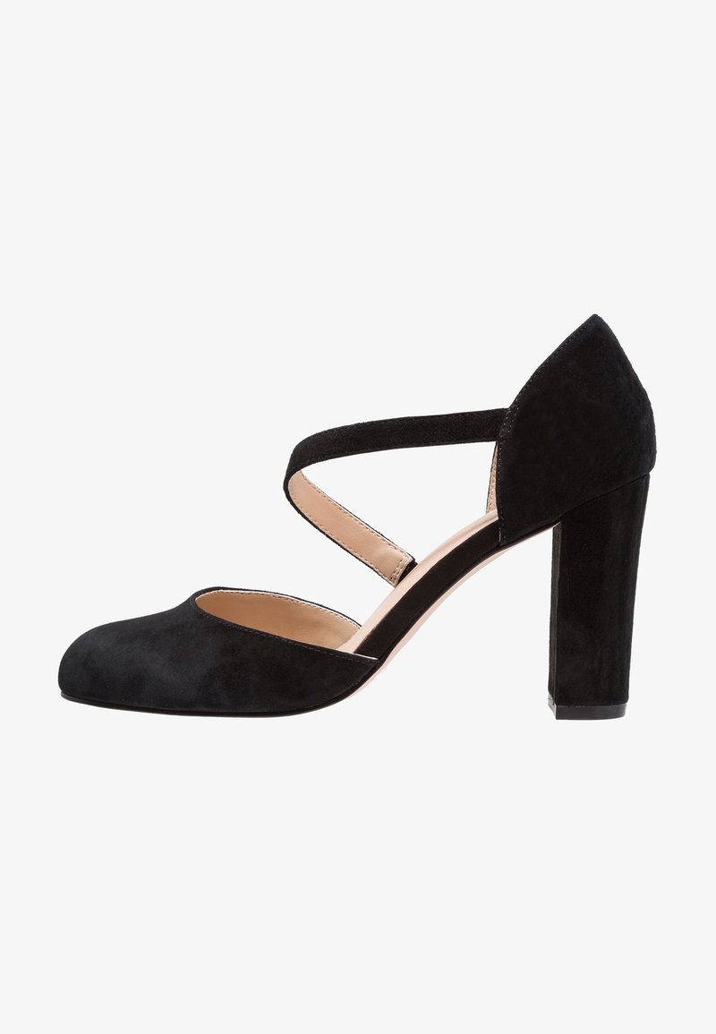 Chaussure femme à talon haut en daim noir avec bout arrondi et brides croisées à la cheville, doublure intérieure beige et talon bloc.