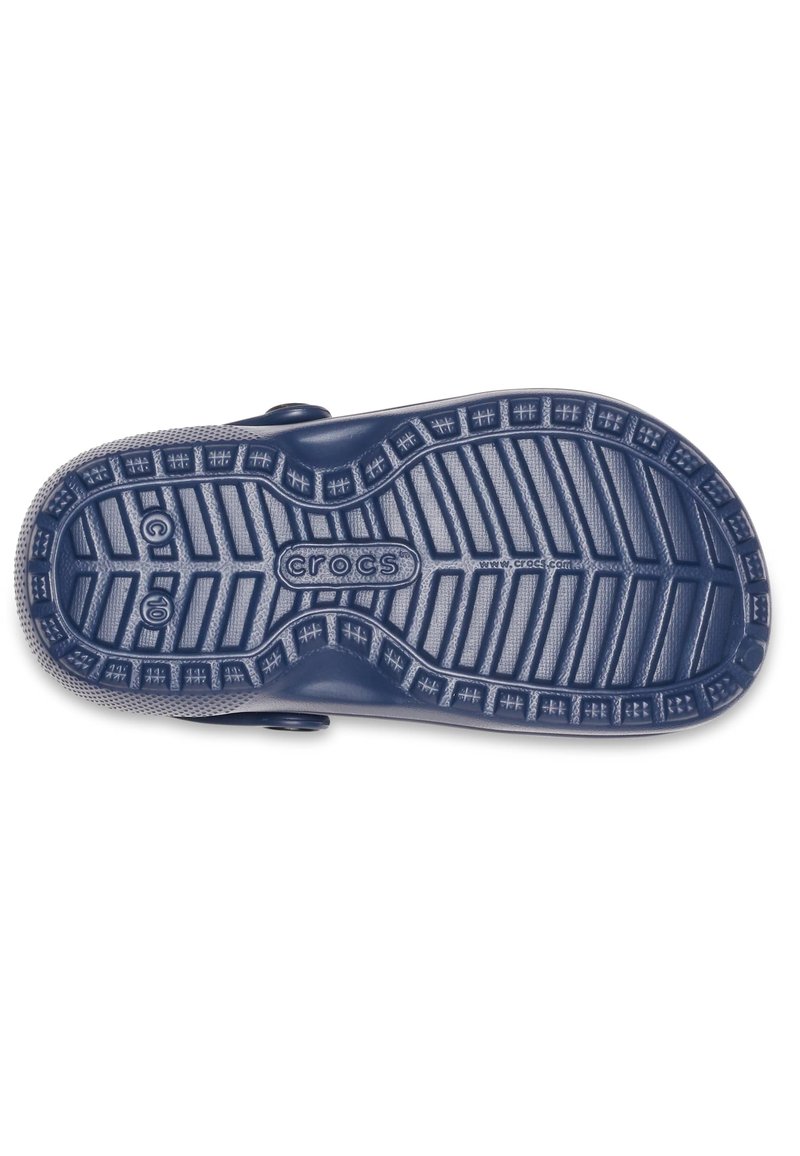 Marineblaue Crocs-Sohle mit strukturiertem Gummi-Oberfläche, ausgestattet mit einem gemusterten Profil für Griffigkeit und einem geprägten Logo für die Markenidentität.