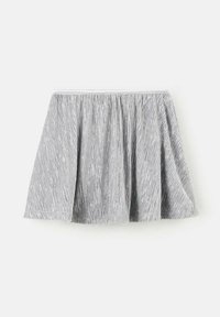 Top gri plisat, cu croi pe umeri, având dungi verticale, guler elastic și o textură moale, potrivit pentru purtarea casuală.