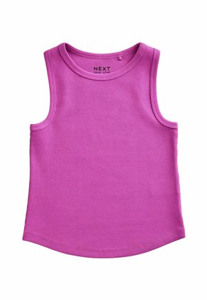 Camiseta sin mangas morada con textura acanalada y escote redondo, diseñada para un niño, exhibida sobre un fondo blanco.