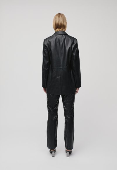 IVY OAK LOUISE - Halflange jas - black