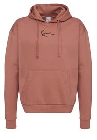 Sudadera con capucha en color rosa apagado, confeccionada en tejido suave. Presenta un bolsillo frontal tipo canguro y un logo negro en el pecho.