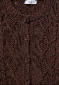 Cardigan marron en maille avec un col rond côtelé, des motifs torsadés texturés, et cinq boutons marron assortis sur le devant.