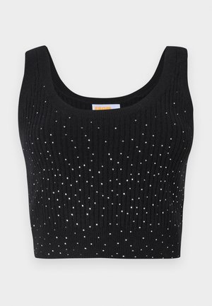 Čierny rebrovaný crop top s väčším výstrihom a striebornými flitrami roztrúsenými po prednej strane.