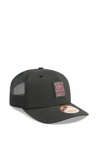 Casquette noire avec un panneau avant structuré, des côtés en maille, une visière incurvée et un patch du logo des San Francisco 49ers en relief à l'avant.