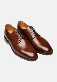 Braune Leder-Dressschuhe mit glatter Oberfläche, runder Zehenpartie, Schnürdesign, dezenten Nähte und mittelhohem Absatz.