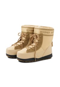 Beżowe, wodoodporne zimowe buty z wyściełanym kołnierzem, sznurowanym fasonem, gumową podeszwą oraz kontrastującymi brązowymi akcentami. Logo widoczne po bokach.