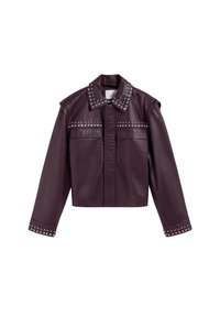 Veste courte en cuir bordeaux avec col et poignets cloutés, dotée de deux poches avant et d'une fermeture à boutons. Texture lisse, design structuré.