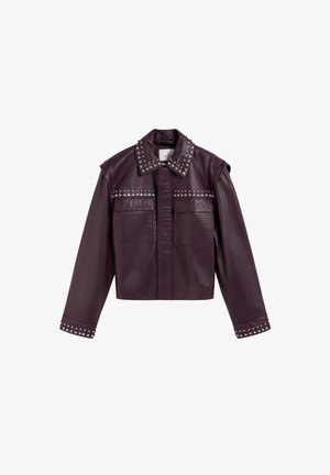 Veste courte en cuir bordeaux avec col et poignets cloutés, dotée de deux poches avant et d'une fermeture à boutons. Texture lisse, design structuré.