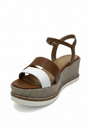 Brązowo-biała sandałka na koturnie z paskiem wokół kostki i teksturowaną platformą, zaprojektowana na stylowe letnie noszenie.