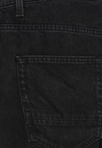 Czarne dżinsy z denimu z tylną kieszenią typu patch, subtelną fakturą, podwójnym przeszyciem i średnim stanem.