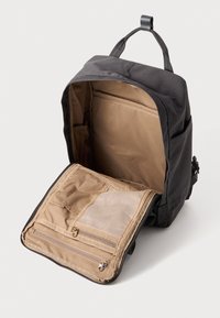 Schwarzer Rucksack mit einem Reißverschlussöffnung, beigem Innenfutter und mehreren Taschen, einschließlich eines Netzfachs und einem Reißverschlussfach an der Unterseite.
