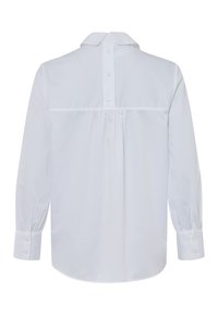 Witte langslavige shirt met klassieke kraag, knoopsluiting, plooi-detail aan de achterkant en afgeronde zoom. Zacht materiaal met een gladde textuur.