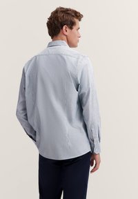 Gestreiftes Langarmhemd aus hellblauer und weißer Baumwolle, mit einem offenen Kragen, geknöpften Manschetten und einem abgerundeten Saum.