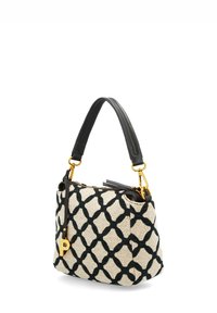 Kleine Handtasche mit cremefarbenem, strukturiertem Stoff, schwarzem geometrischem Muster, Ledergriff und goldfarbenen Metallakzenten. Reißverschluss oben.