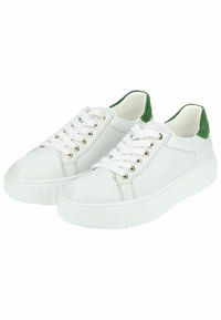 Zapatillas de cuero blancas con una suela texturizada, acento en ante verde en el talón y ojales dorados. Atadas con cordones de textil blancos, de diseño de bajo perfil.
